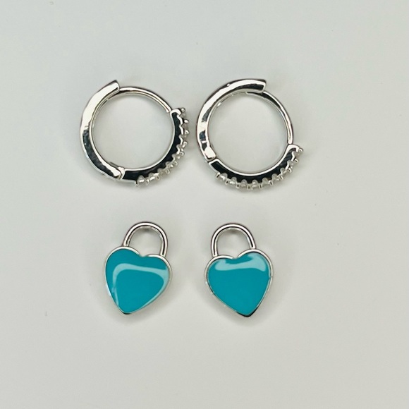 Small hoop earrings with heart charm - Picture 3 of 5